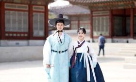 2 orang mengenakan hanbok korea