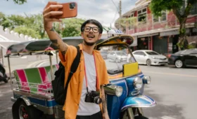 Seorang pembuat konten perjalanan yang menjelaskan apa itu travel influencer