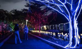 Instalasi lampu kota yang gemerlap membuat aktivitas wisata malam semakin populer.